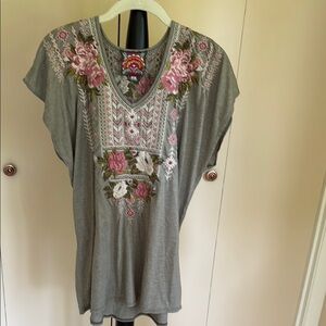 Johnny Was green t shirt Top with Pink Floral Embroidery